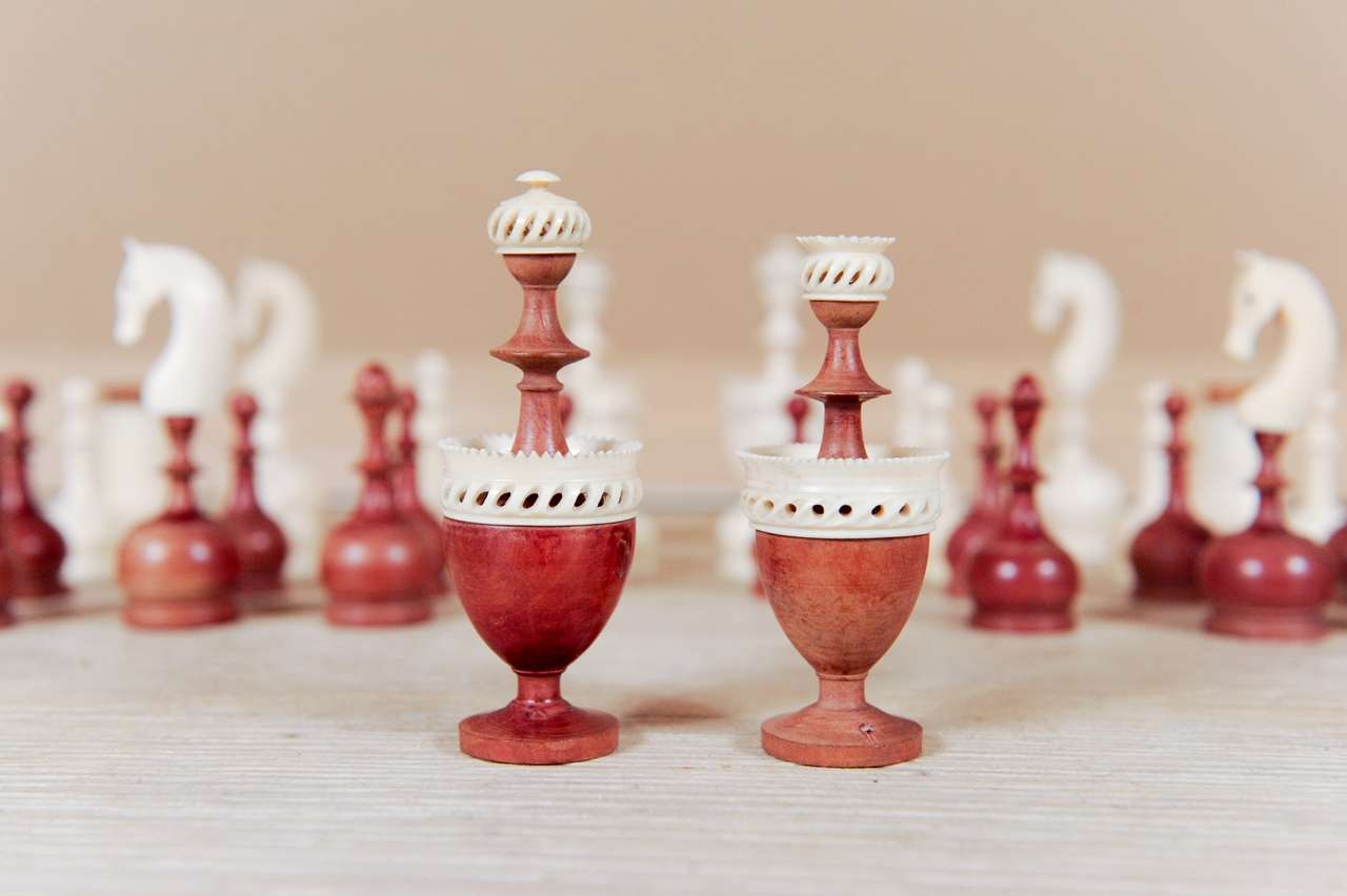 Early 19th.Century bone and tropical chess set, made in Lyon.
Height king, 8cm, height pawn 4.5cm.
